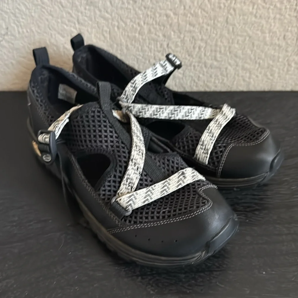 Chaco Odyssey‎ Black Kids/Youth Sneaker Sandals Size 6